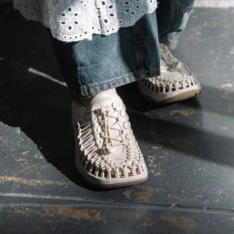 keen ユニーク アストリア　24.5 ホワイト KEEN(キーン)｜ユニーク アストリア/Birch/Silver Birch の通販