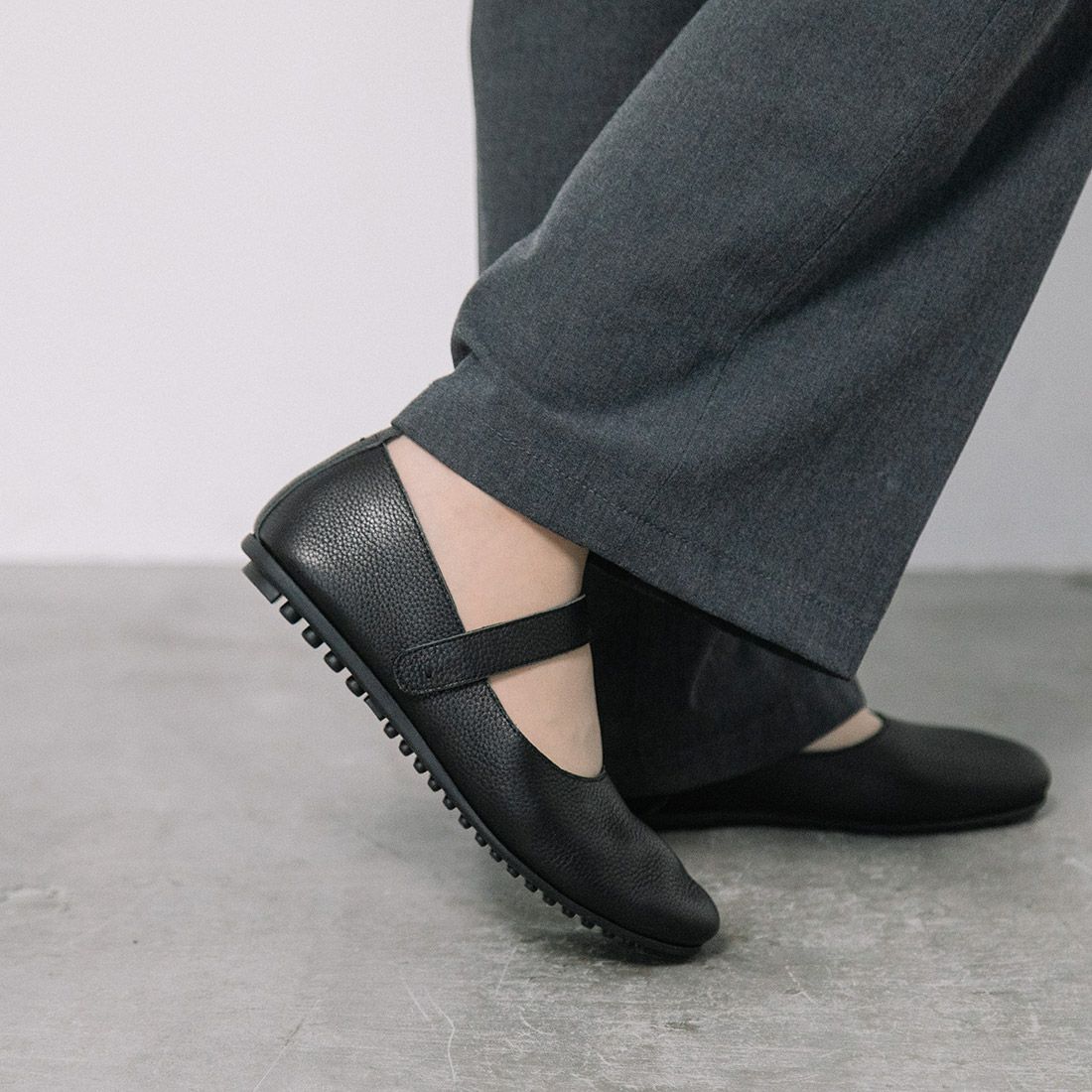 HACHI レザーストラップフラットシューズ|銀座ワシントン 公式サイト